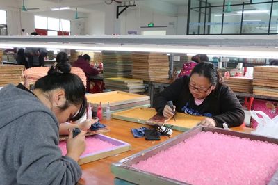 荔波扶貧車(chē)間里的“致富玩具” 工人月入破萬(wàn)，小產(chǎn)品撬動(dòng)大幸福